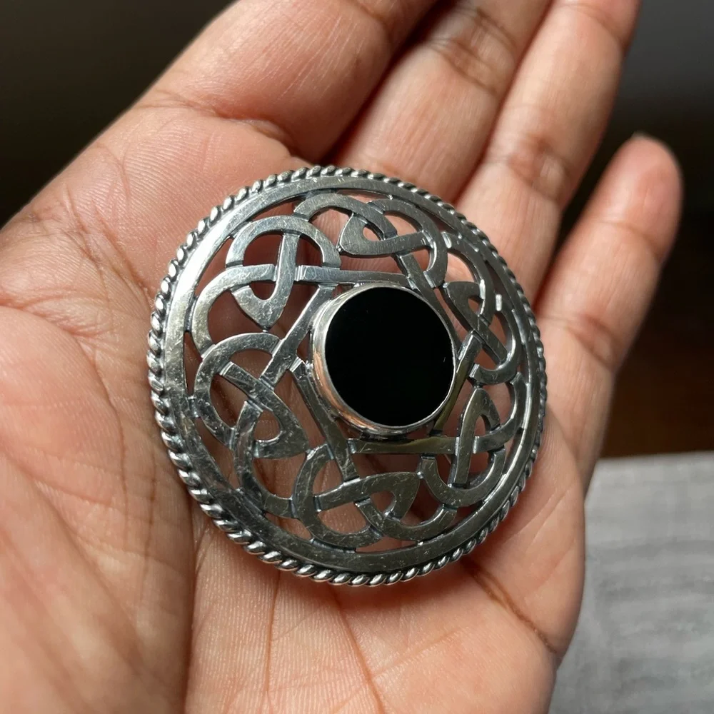 Celtic Onyx Dress Brooch in Sterling Silver - Picture 3 of 9